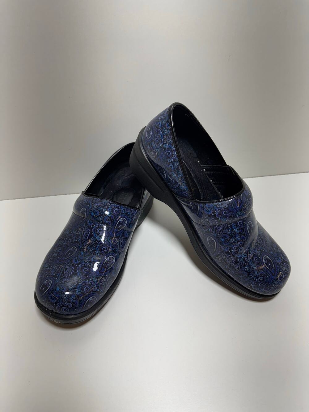 Savvy Nursing Shoes Clogs 7.5 Women’s Slip Resistant Blue Paisley Mules Medical